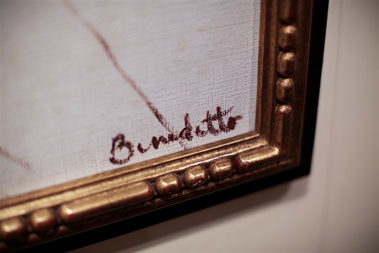 Gambar: Tony Bennett's signature on a canvas
