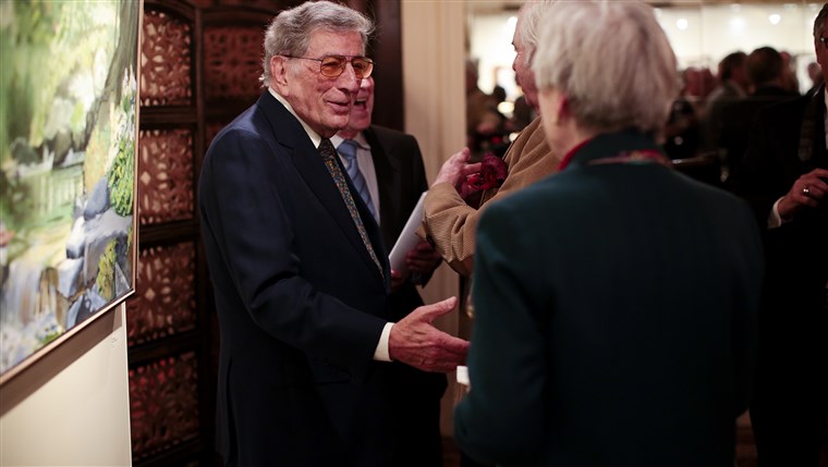 Gambar: Tony Bennett greets visitors to his exhibit in New York. The gallery of paintings and sculptures features work from throughout his career.