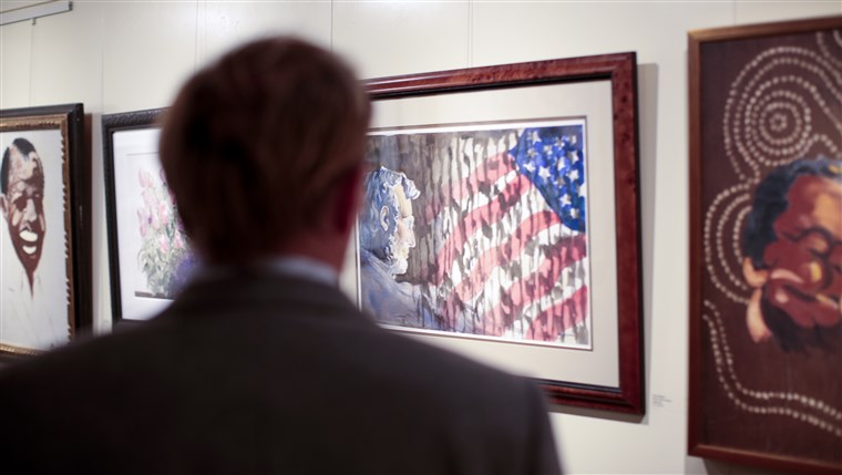Gambar: A gallery visitor admires a painting by Tony Bennett