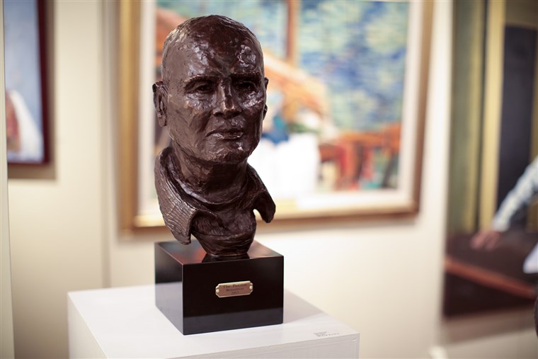 Gambar: A bust of singer-actor Harry Belafonte is displayed among Bennett’s paintings. Bennett titled the sculpture of his dear friend, “The Patriot.”