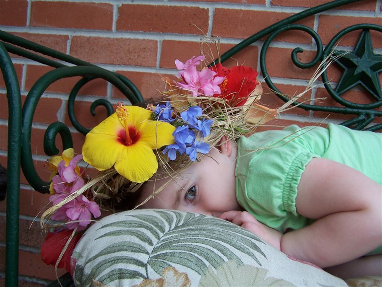 Sebelum her neuroblastoma diagnosis, Brooke enjoyed picking flowers at home and wearing them in her hair.