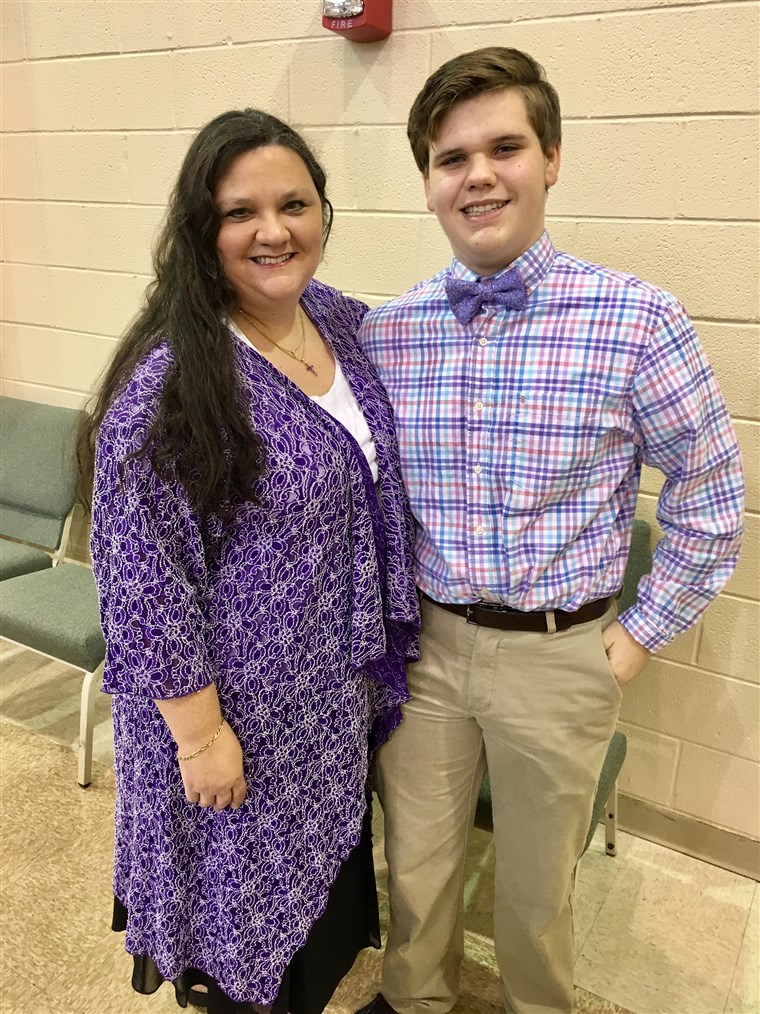 Setelah a trip to the beach a month ago, Michael, 17, has been battling a serious hookworm infection. Mom, Kelli Dumas, wants to raise awareness about it.