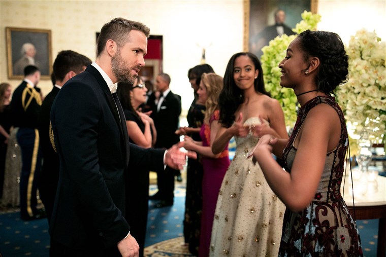 Gambar: Sasha and Malia talk with actor Ryan Reynolds