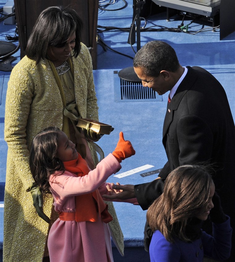 Gambar of Sasha Obama giving her father, President Obama, a thumbs up after his 2009 inauguration speech.