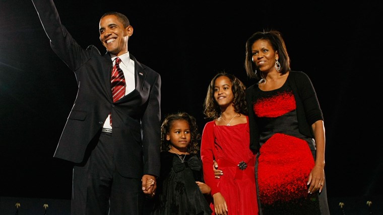 Gambar of Barack Obama with his family on 2008 Election Night gathering in Chicago
