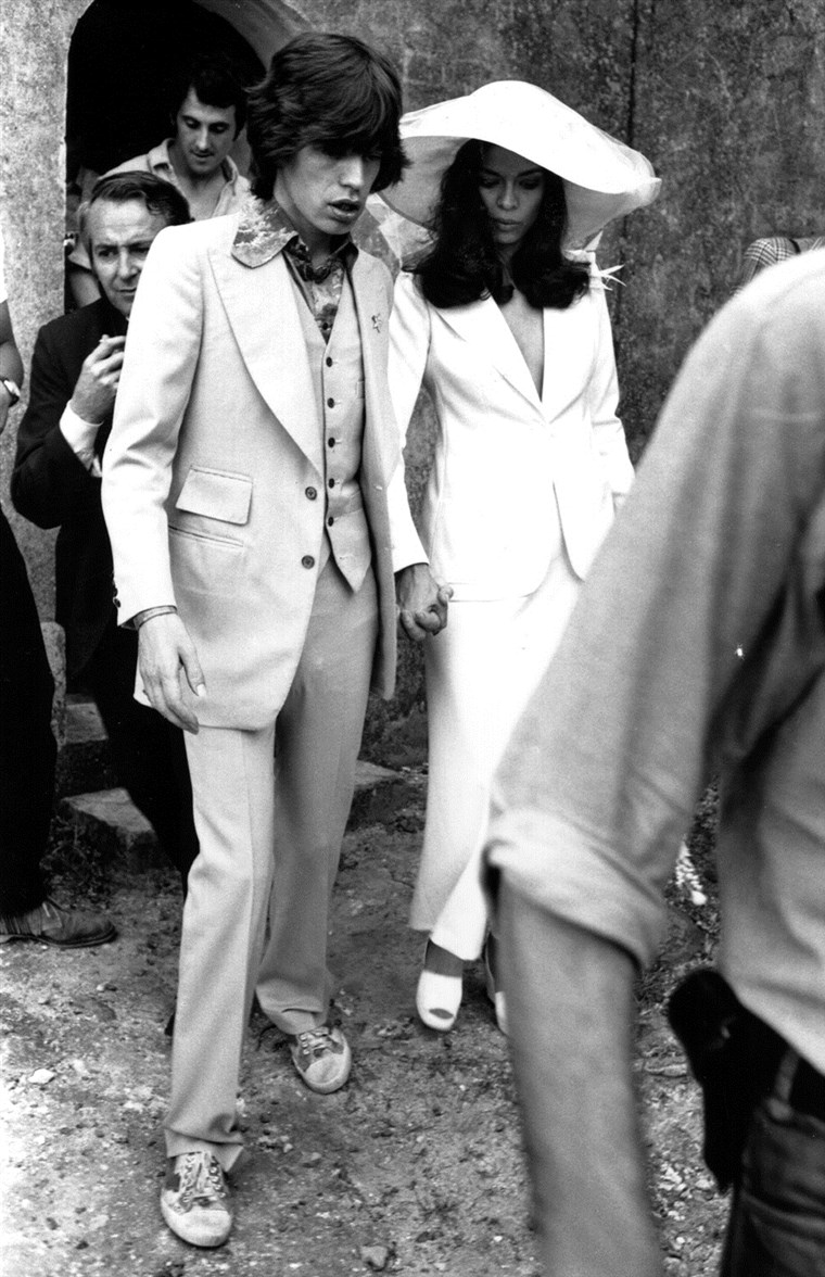 Bergulir Stones singer Mick Jagger and his wife Bianca.