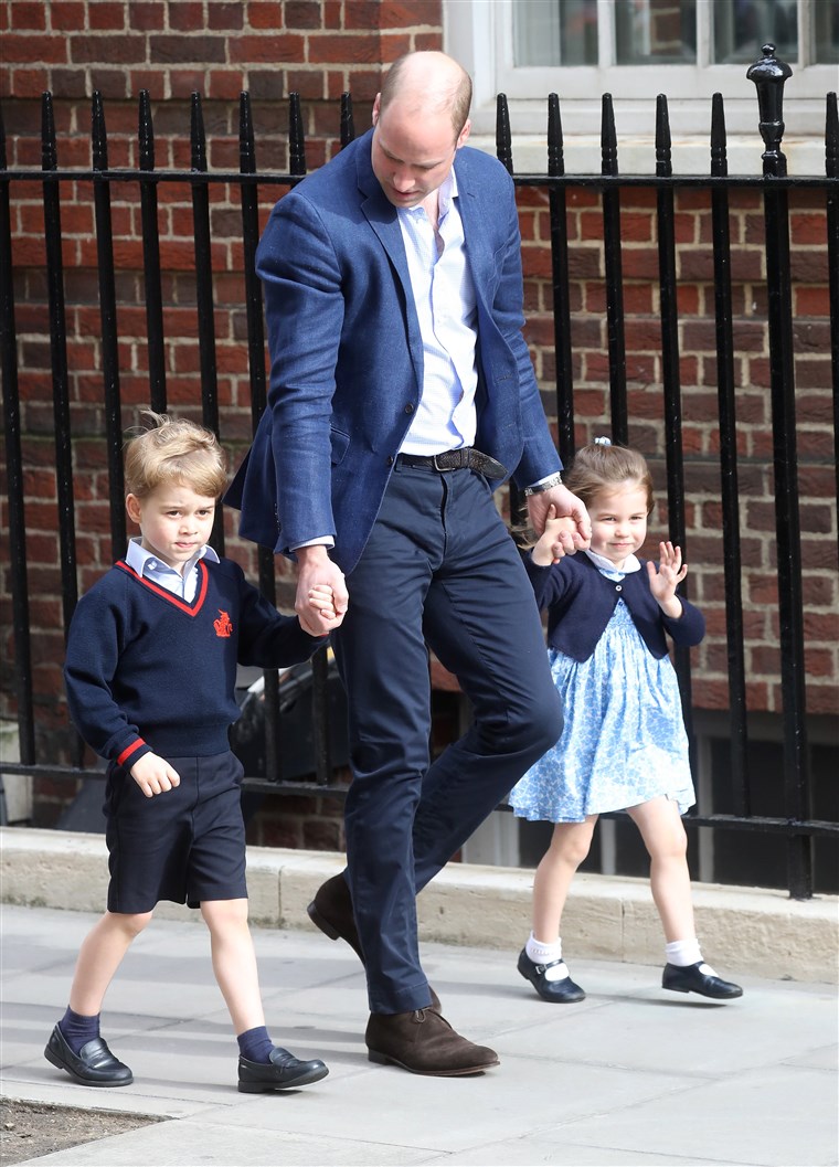 Principe William takes Prince George and Princess Charlotte to visit their new brother, Prince Louis, at St Mary's Hospital on April 23, 2023, in London. 