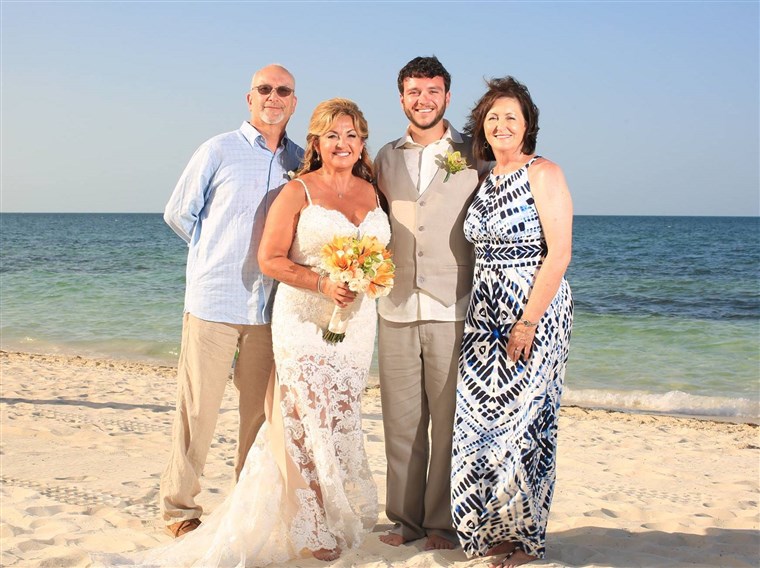 제임스 Melton and his wife, Janie, with Sonny and Heather Melton on their wedding day.