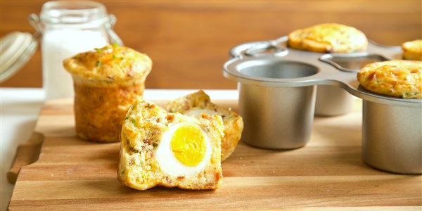 Daging babi asap and Cheese Muffins with Soft-Boiled Egg