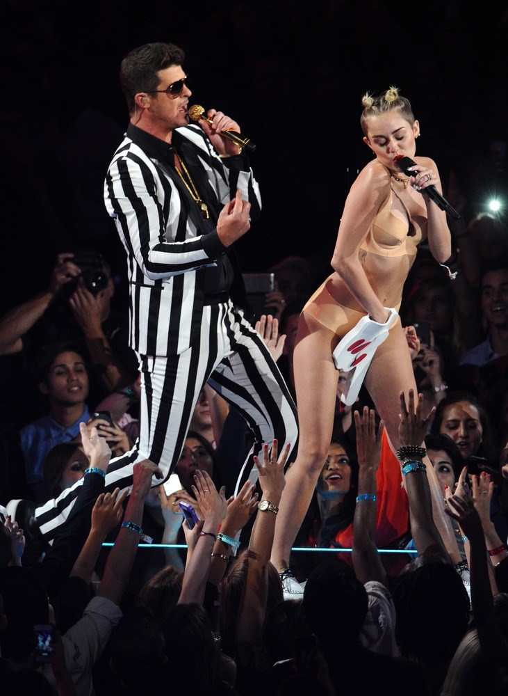 영상: Robin Thicke and Miley Cyrus