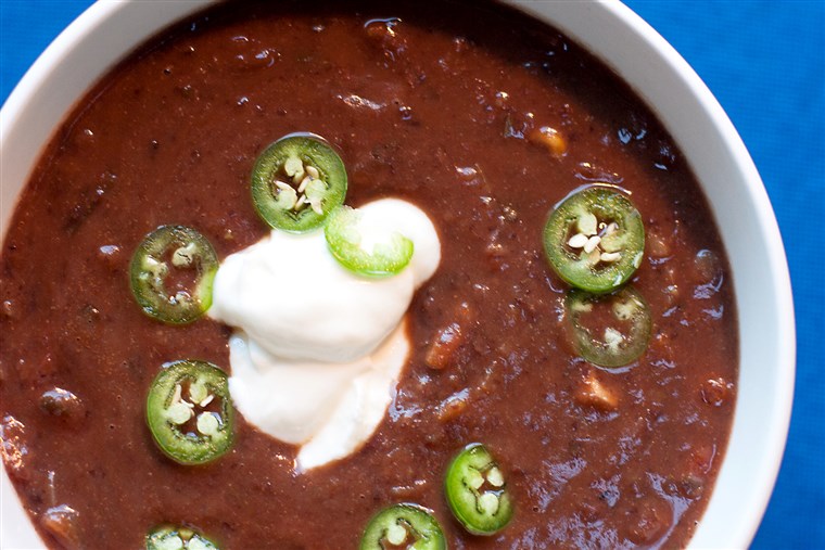 Hitam bean soup with sour cream and chiles 