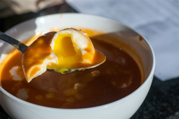 토마토 soup with poached egg and Parmesan 