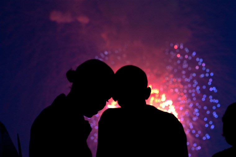 버락 Obama and Michelle Obama watch the fireworks over the National Mall from the roof of the White House, July 4, 2010.