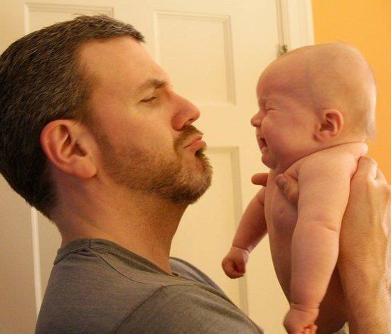 아빠 Brian Gordon with his daughter Phoebe as a baby.