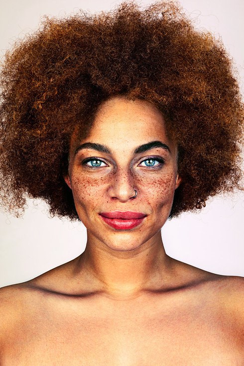 マニア Mackowski poses for photographer Brock Elbank's #Freckles series.