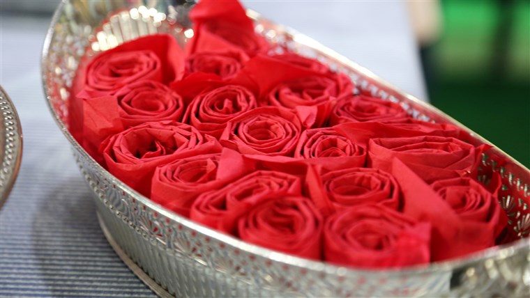빨간 rose napkin display