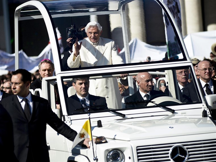 로마 교황 Benedict XVI waves to the crowd from the specially modified Mercedes dubbed the 