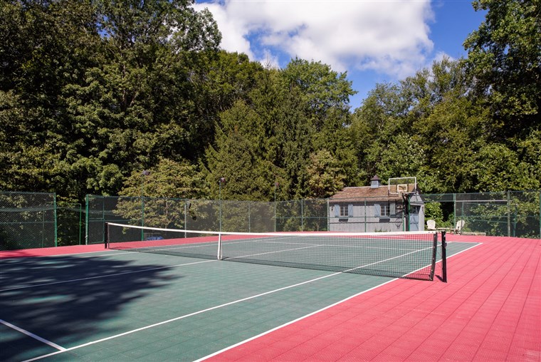 Connecticut estate with hockey rink hits the market