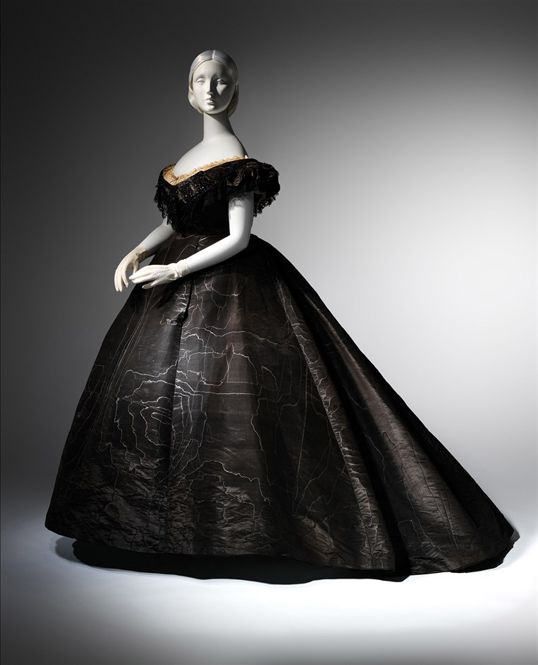 イブニング Dress, ca. 1861 Black moirÃ© silk, black jet, black lace Lent by Roy Langford (C.I.L.37.1a) Photo: Â© The Metropolitan Museum of Art, by Karin...