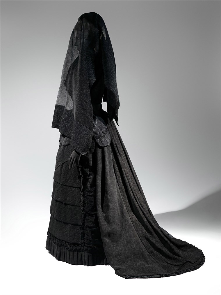 喪 Ensemble, 1870-1872 Black silk crape, black mousseline The Metropolitan Museum of Art, Brooklyn Museum Costume Collection at The Metropolitan...