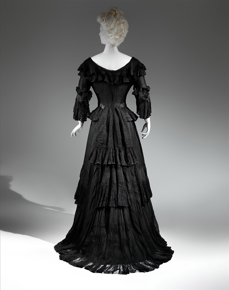 喪 Dress, 1902-1904 Black silk crape, black chiffon, black taffeta The Metropolitan Museum of Art, Gift of The New York Historical Society, 1979...