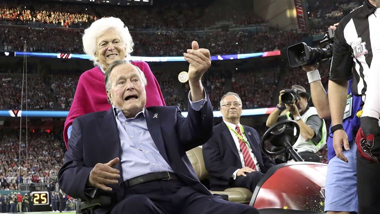 전자 U.S. President George H.W. Bush and former first lady Barbara Bush on the field ahead of the start of Super Bowl LI