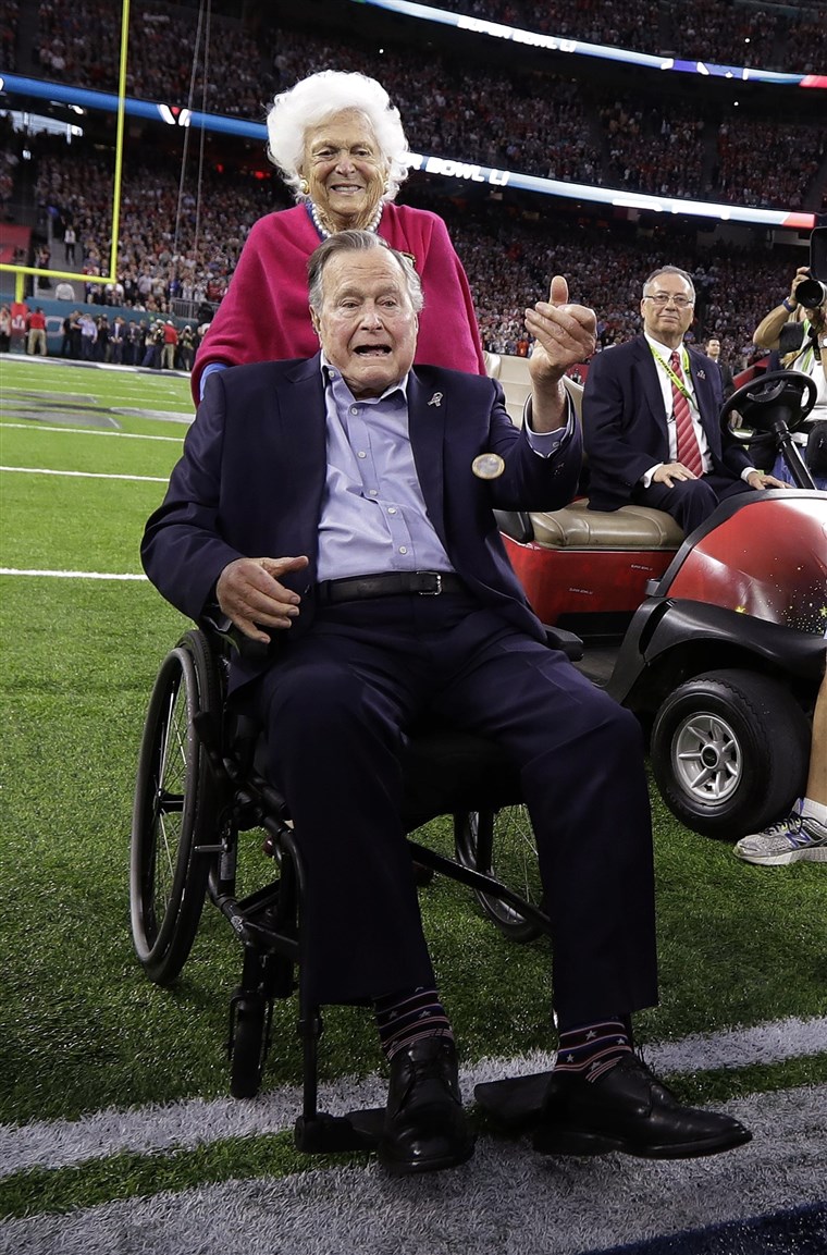 전자 President George H.W. Bush tosses the coin as his wife, Barbara, watches before the NFL Super Bowl 51