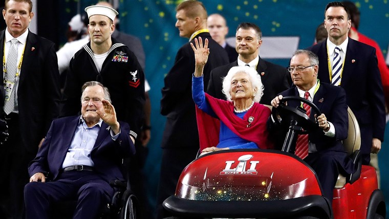 전자 US President George H. W. Bush and former First Lady Barbara Bush are introduced prior to Super Bowl 51