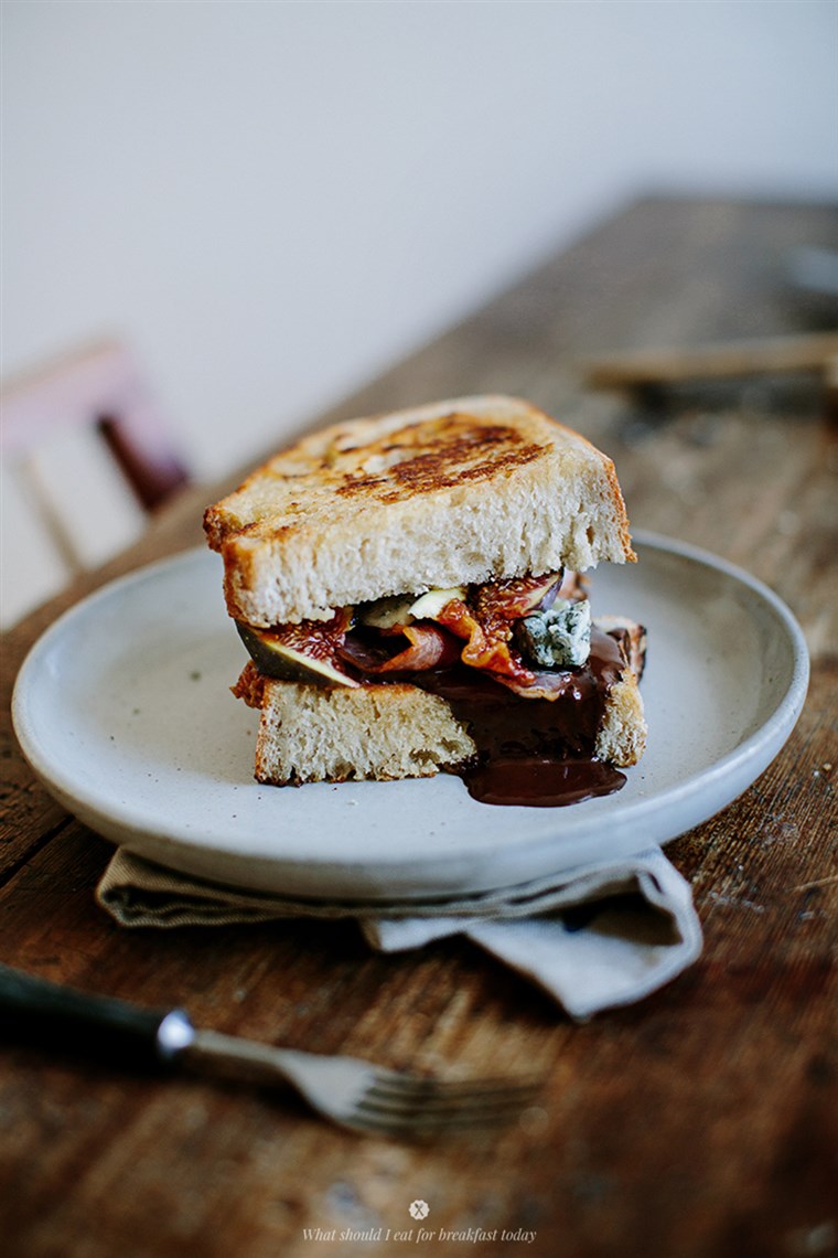 뜨거운 sandwich with chocolate, bacon, blue cheese and figs, courtesy of Marta Greber/What Should I Eat for Breakfast Today