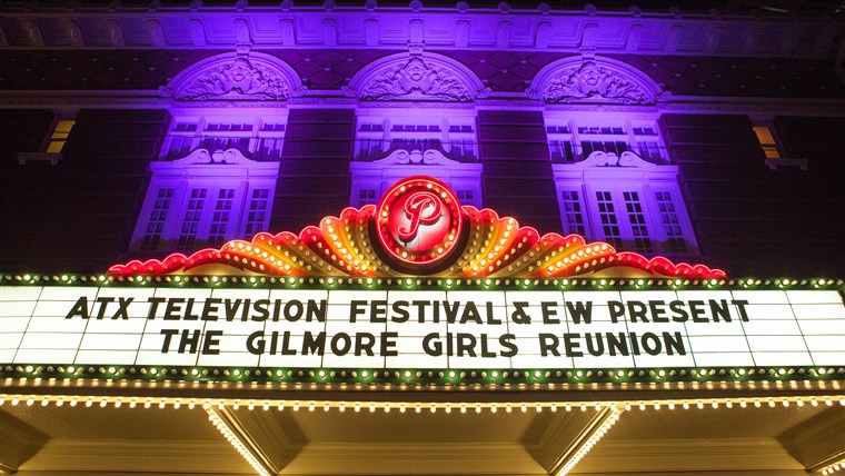 큰 천막 outside the Paramount Theater in Austin Texas for the Gilmore Girls reunion panel.
