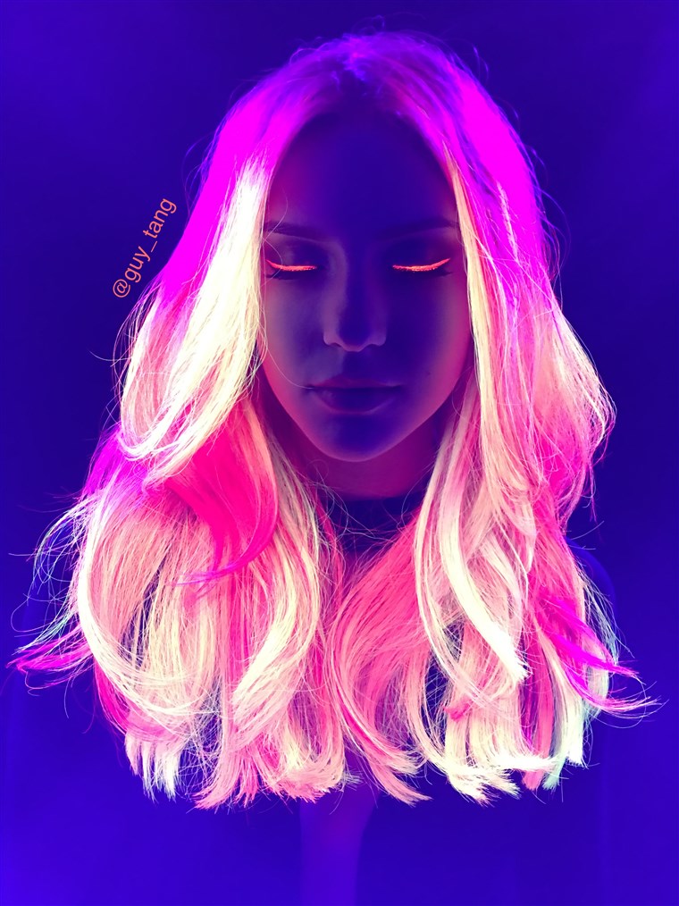 색안가 Guy Tang's neon glow-in-the-dark hair creation.