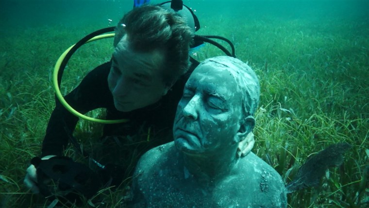 Gambar: Kerry Sanders poses under water with his sculpture