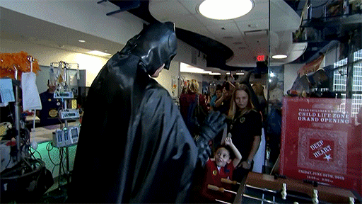 휴스턴 Texans' star J.J. Watt dressed up as Batman to surprise kids at Texas Children's Hospital this week.