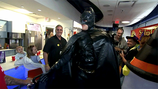휴스턴 Texans' star J.J. Watt dressed up as Batman to surprise kids at Texas Children's Hospital this week.
