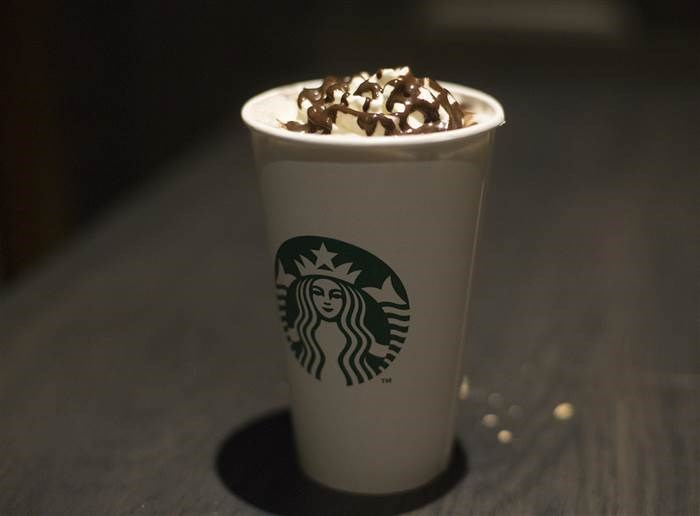 떨어져서 the menu Starbucks drink: Zebra hot chocolate