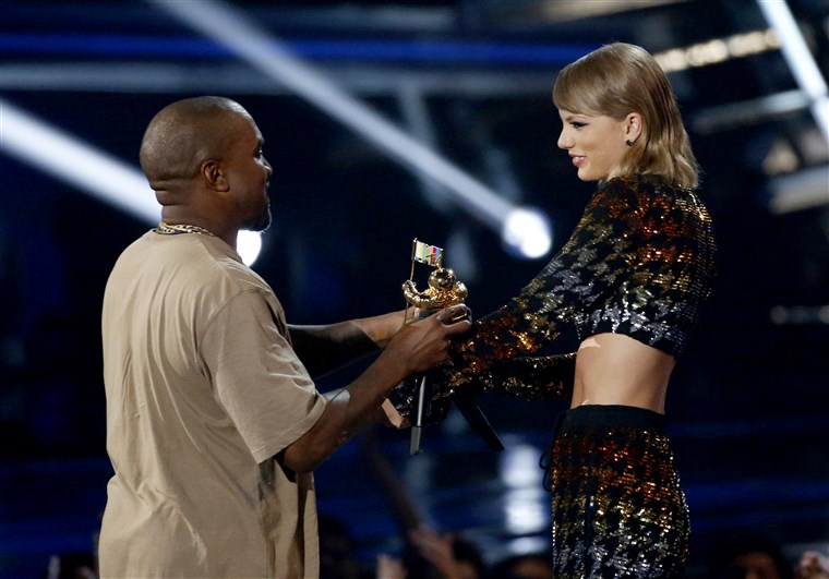 Immagine: Swift presents the Video Vanguard Award to West at the 2015 MTV Video Music Awards in Los Angeles