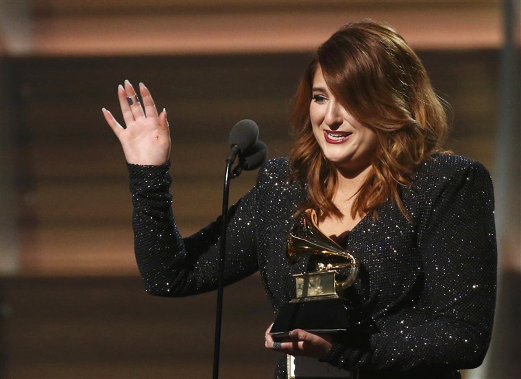 영상: Singer Meghan Trainor accepts the Best New Artist award at the 58th Grammy Awards in Los Angeles