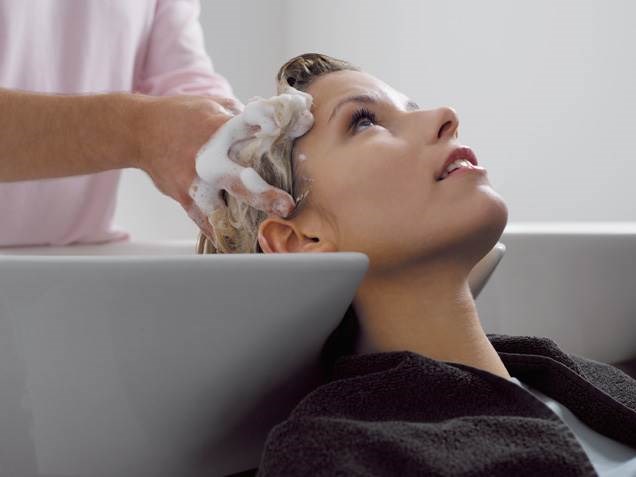 머리 Salon Etiquette: How Much Should You Tip Your Hairstylist