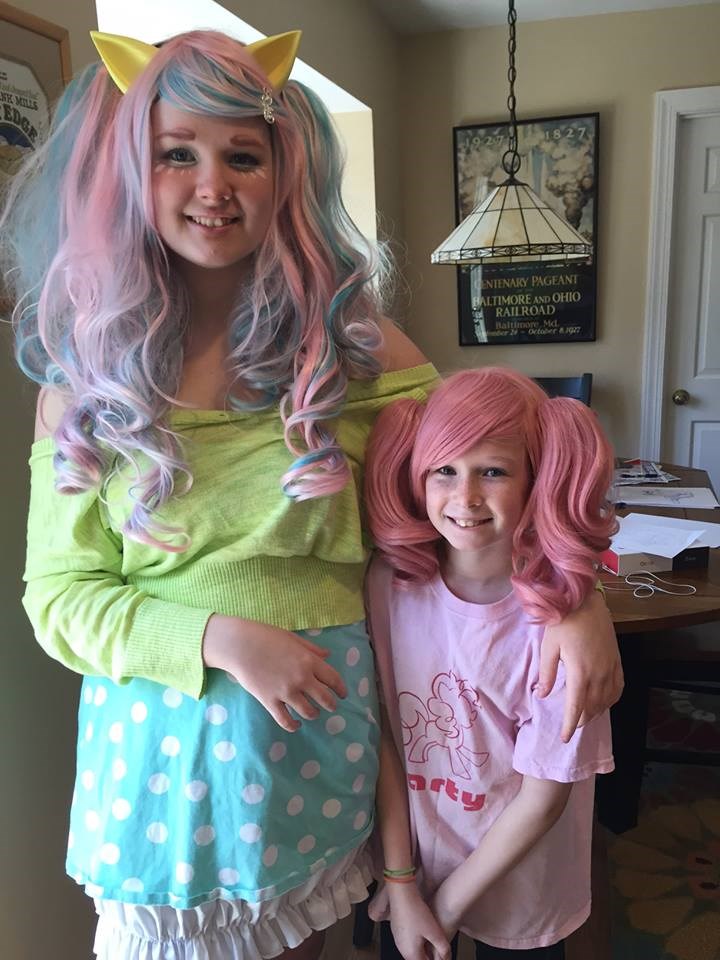 앨리스, 14, and Daisy, 10, dressed up for Halloween last year. Alice hasn't stopped going out for the holiday even though she's a teen.