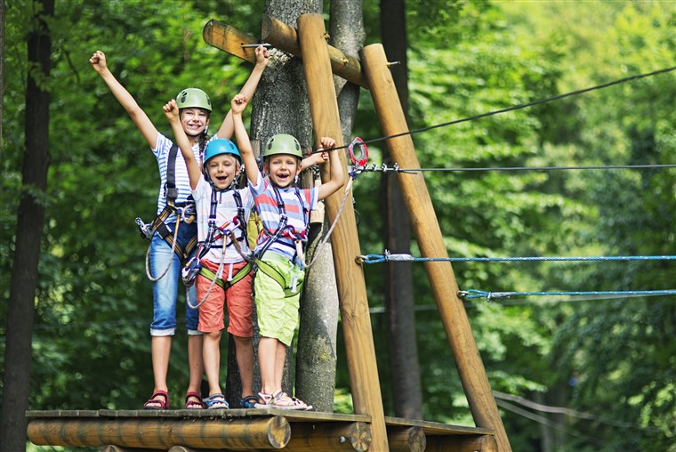 子供たち having fun in ropes course adventure park