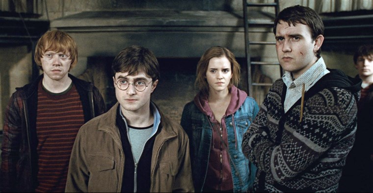 HARRY POTTER AND THE DEATHLY HALLOWS: PART 2, from left: Rupert Grint, Daniel Radcliffe, Emma Watson