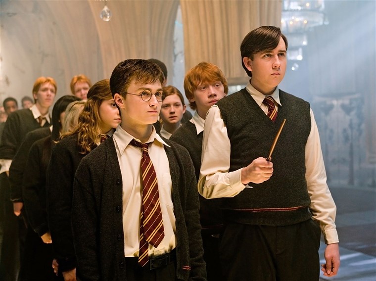 HARRY POTTER AND THE ORDER OF THE PHOENIX, Emma Watson (back, left), Daniel Radcliffe (front left),