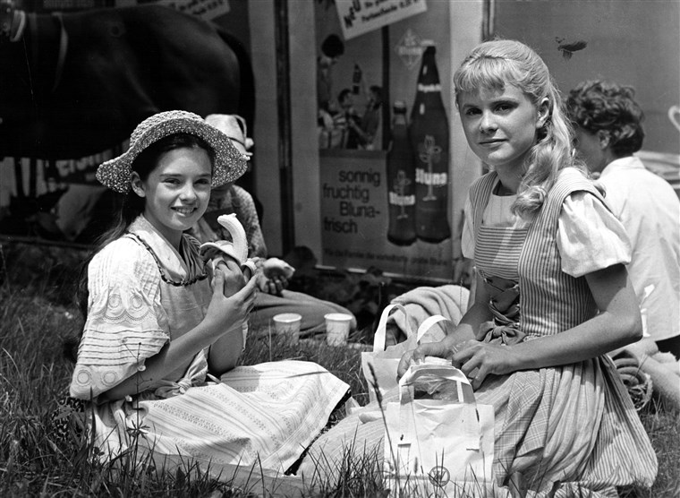 그만큼 SOUND OF MUSIC, Angela Cartwright, Heather Menzies having lunch on set 1965
