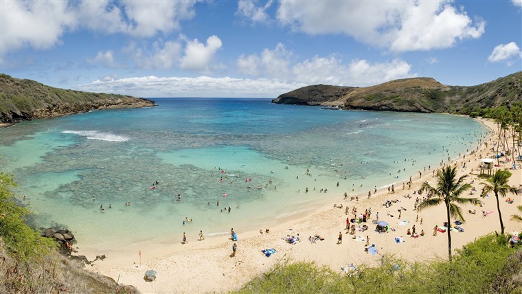 Terbaik US beaches: Hanauma Bay, Hawaii, with beach goers
