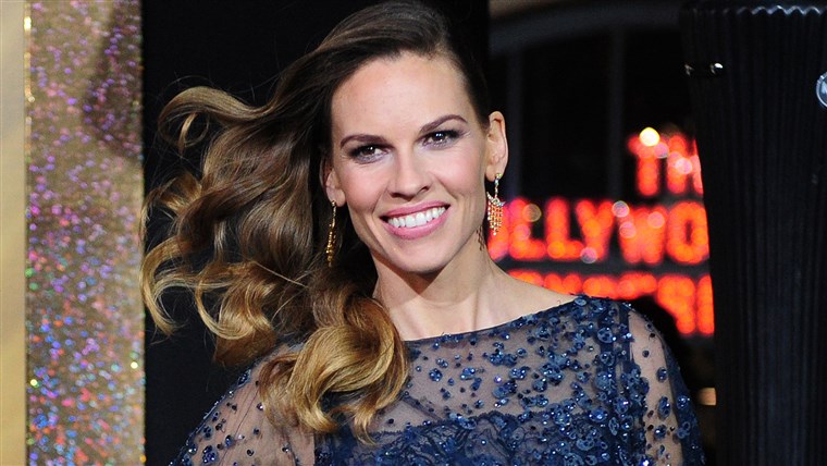 Attrice Hillary Swank poses on arrival for the film premiere of 'New Year's Eve' at Grauman's Chinese Theater in Hollywood on December 5, 2011. The movie opens in theaters on December 9.