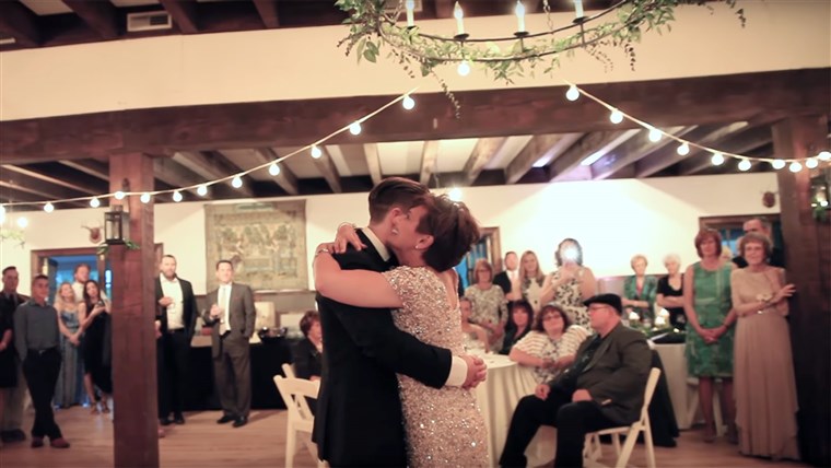어머니 with MS shares dance with son at his wedding
