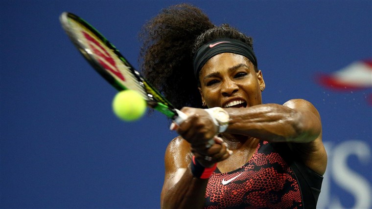 セレナ Williams returns a shot to her sister Venus Williams during their Women's Singles Quarterfinals match at the 2015 US Open on Tuesday.