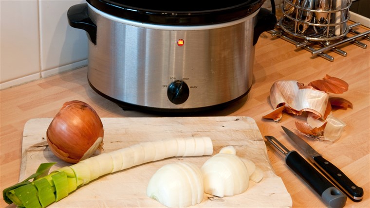 Lambat cooker with chopping board