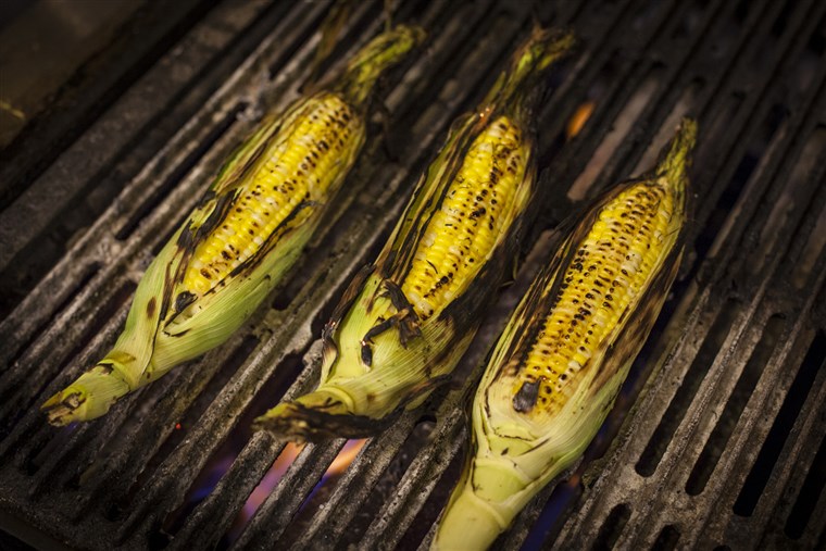 Dipanggang corn on the grill