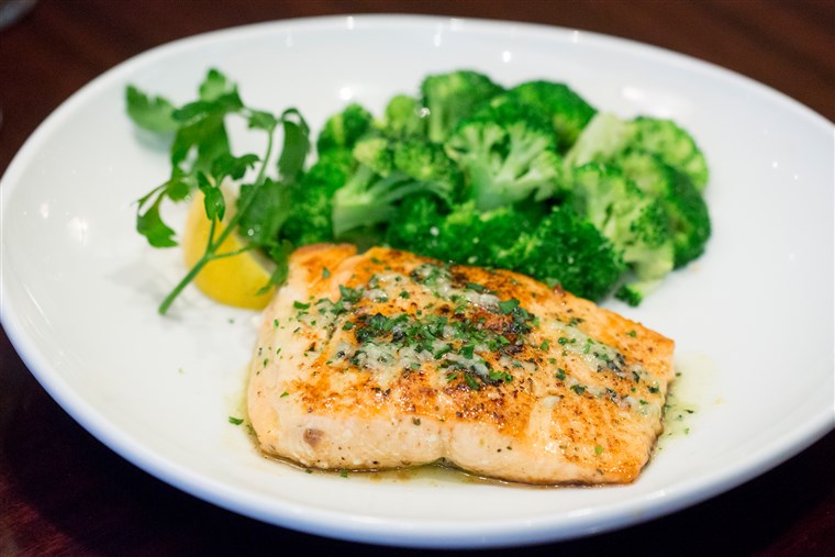 허브 구이 Salmon - part of Olive Garden's new lighter fare menu